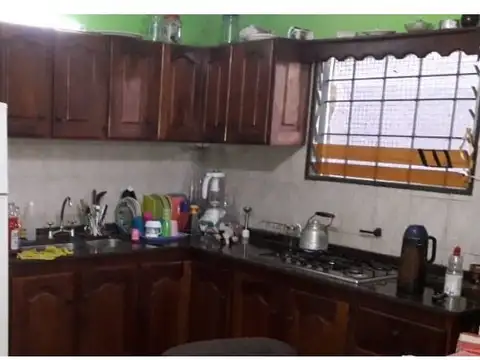 CASA EN BLOCK C/ENTRADA DE AUTOS Y 2 DPTOS al CFTE.