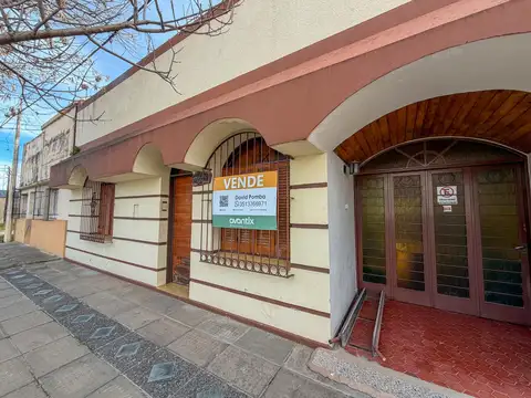 Casa con patio y cochera en barrio Villa del Parque