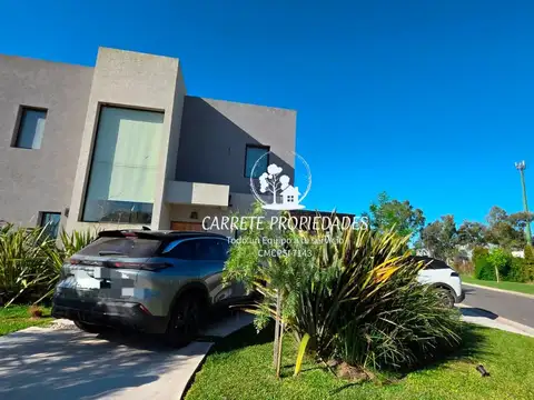 Casa 5 ambientes con 4 baños