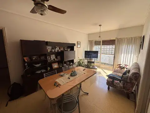 Venta 3 ambientes con balcones y cochera