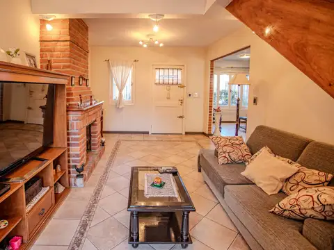 Casa en Venta con 2 cocheras