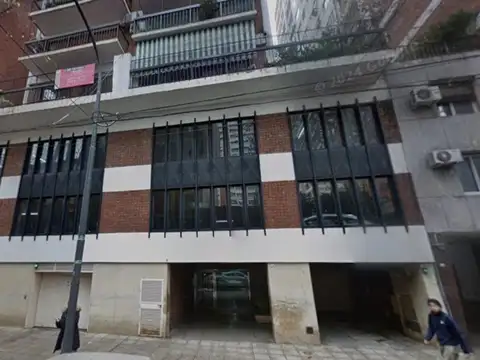 Cochera fija cubierta en edificio de departamentos