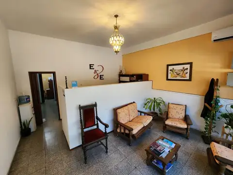 SOBRE LOTE DE 8,66 X 33 - 3 AMBIENTES A RECICLAR + 3 AMB. EN PLANTA ALTA + OFICINAS