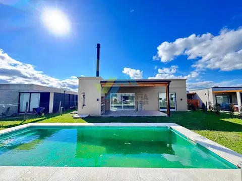 Casa con pileta en lote interno - PILAR DEL ESTE