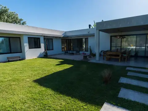 Casa en Venta con 7 cocheras