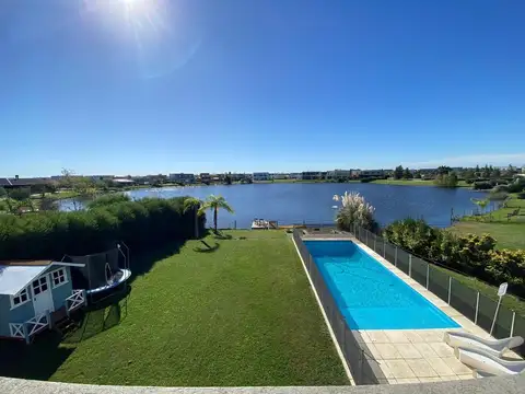 Casa en alquiler anual a la laguna en el Canton Golf Escobar
