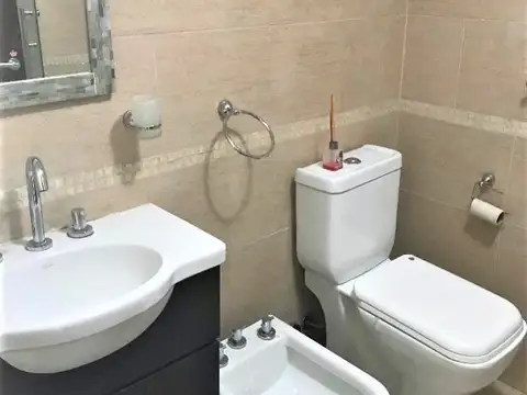Divino depto de 1 amb de 37m2 con cocina, living, placard, baño AA y balcón al frente.
