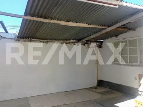 CASA Y DPTOS SALIDA A DOS CALLES EN VENTA