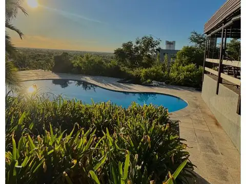 Hermosa casa quinta sobre amplio terreno! Vistas al río! 1200m2 parquizados y pileta!Corrientes...