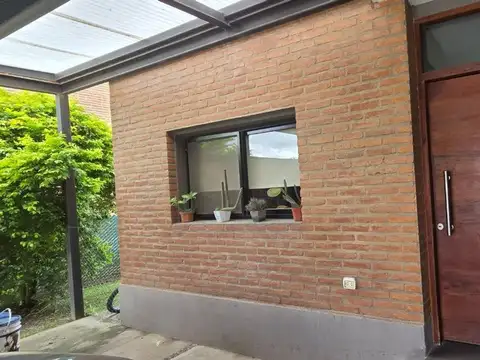 Casa 6 ambientes con 2 baños