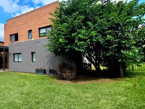 VENTA CASA 4 DORM CON PILETA B° QUINTA AZUCENA YB