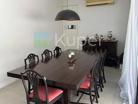 Casa en Alquiler con 3 cocheras