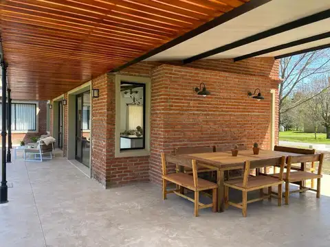 Casa en Alquiler con 1 cochera
