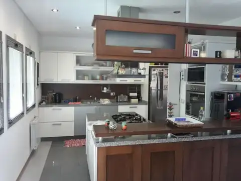 Casa en Venta con 4 cocheras