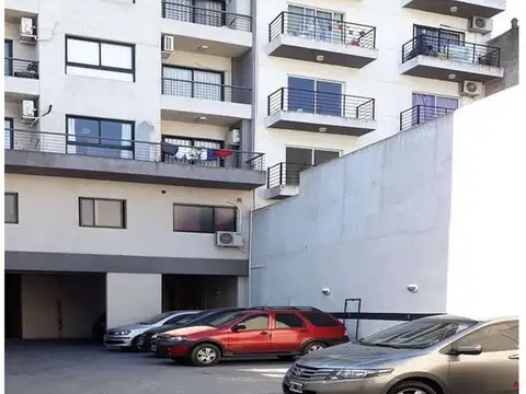 Cochera PB  amplia m Unidad Funcional En Excelente Zona