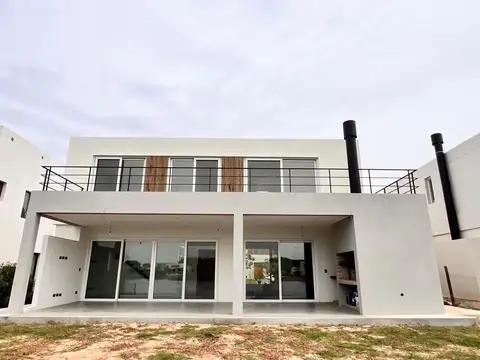 Casa 5 ambientes con 3 baños