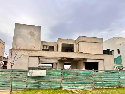 Casa en Venta con 4 cocheras