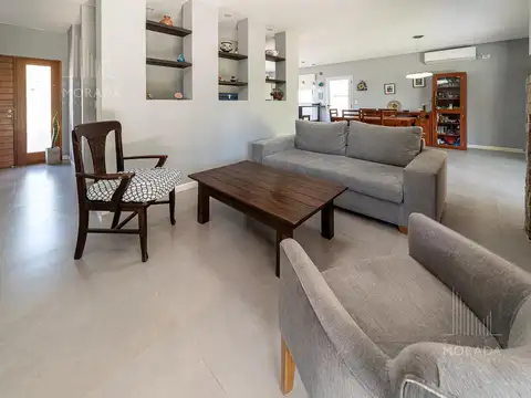 Casa en Venta con 3 cocheras