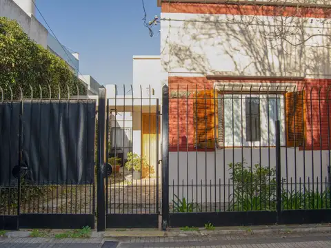 VENTA CASA 3 DORM - PLANTA BAJA - PARQUE- PILETA - QUINCHO - 67 8 y 9 | LA PLATA