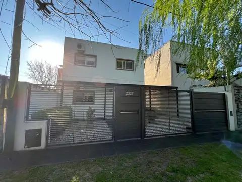 Casa 4 dormitorios Venta La Plata Cochera y Pileta