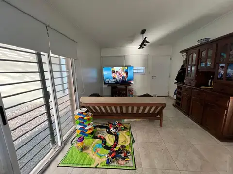 Casa 4 ambientes con 2 baños