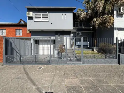 *EXCELENTE CASA DE 5 AMB. EN 2 PLANTAS *S/LOTE DE 10 x 23 *FDO. LIBRE C/PISCINA Y PARRILLA 