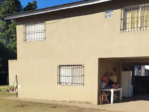 Casa de dos plantas con Fondo