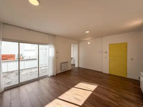 Casa de pasillo de 2 dormitorios con patio y radiadores a estrenar