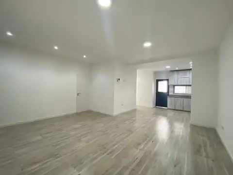 CASA 3 AMBIENTES CON COCHERA Y JARDIN ESCUCHA OFERTA