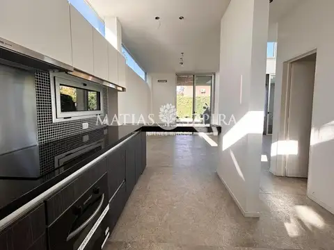 Casa en Venta con 3 cocheras
