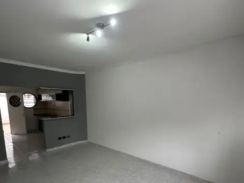 Casa en Alquiler en Villa Luzuriaga, $ 950.000