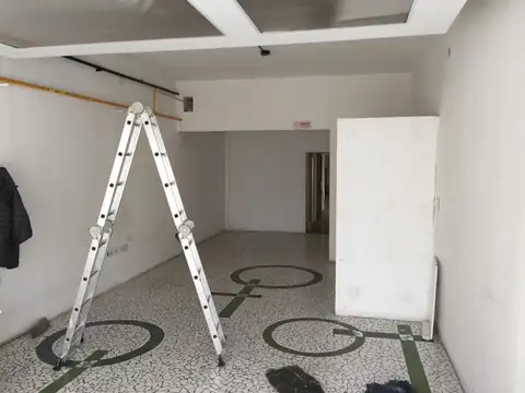 Muy buen local -Galpón - Depósito con local comewrcial a 1 cuadra de Av. Mitre