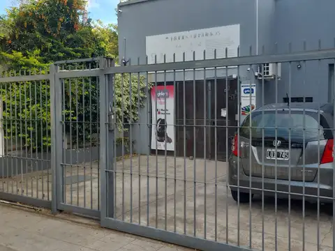 Muy buen local -Galpón - Depósito con local comewrcial a 1 cuadra de Av. Mitre 