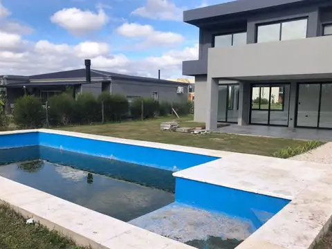 Casa 6 ambientes con 2 baños