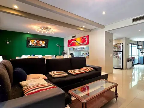 Casa en Alquiler con 2 cocheras