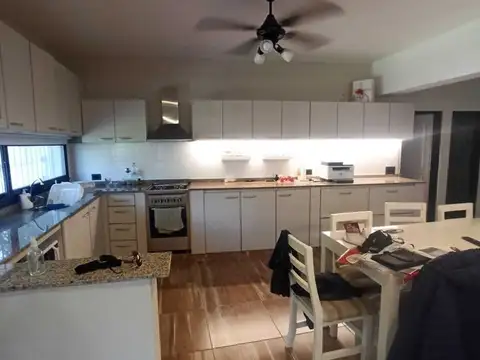Casa 5 ambientes con 3 baños