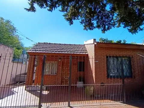 VENTA CASA 4 AMB + DPTO 2AMB C/ COCHERA EN MERLO