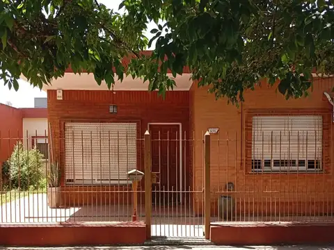 Casa en venta c/ cochera en Merlo