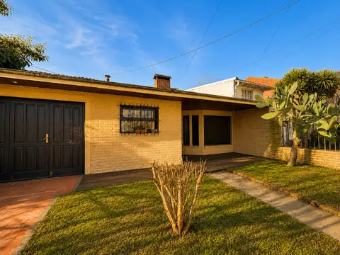 Venta casa 3 ambientes con gran parque y garage