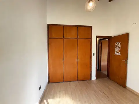 Venta casa 3 ambientes con gran parque y garage