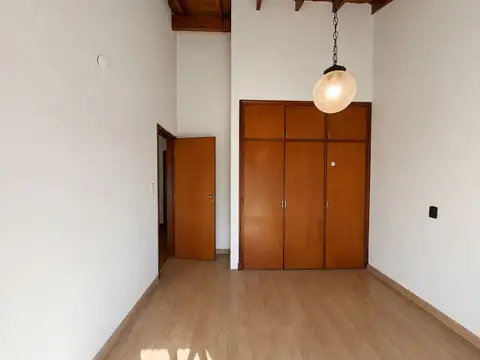 Venta casa 3 ambientes con gran parque y garage