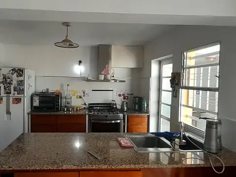 Excelente Casa en Berisso con 4 Dormitorios MAS 1 Depto. de 1 Dormitorio.