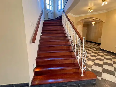 Casa en Alquiler con 4 cocheras