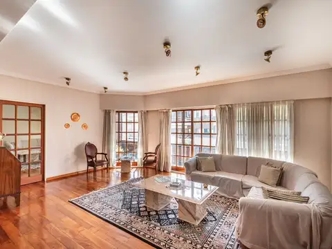 Venta piso, 4 amb + escritorio, cochera, baulera.