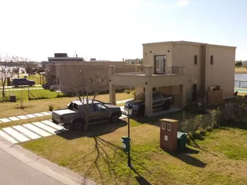 Casa 6 ambientes con 4 baños