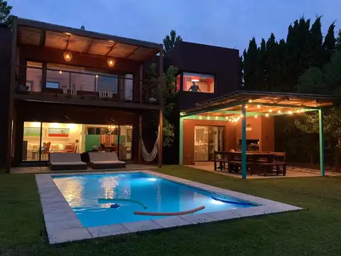 Casa en Alquiler con 1 cochera
