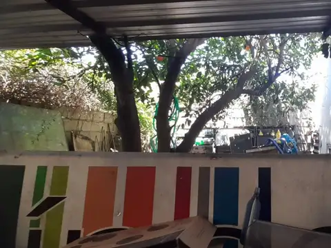 Casa 8 ambientes con 2 baños