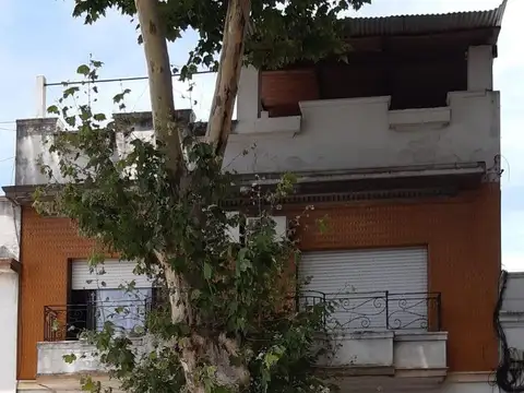 CASA AL FRENTE CON BALCÓN EN VENTA