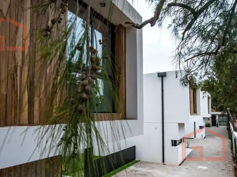 Depto Tipo Casa en Alquiler con 1 cocheras