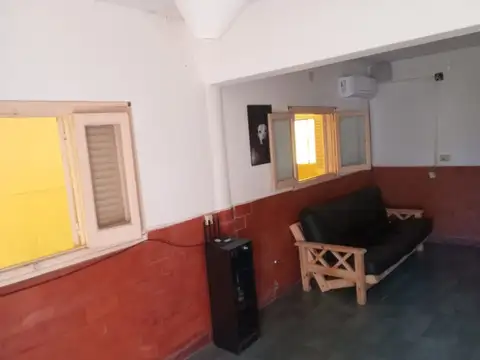 Casa 6 ambientes con 2 baños